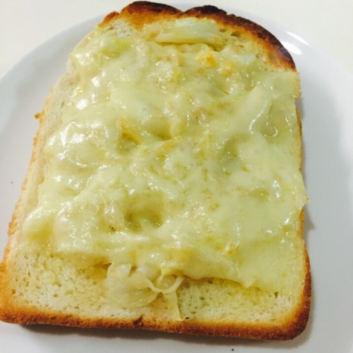 キャベツとチーズのとろーりトースト